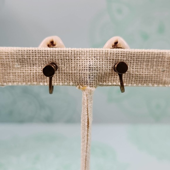 5/$20 Bundle deal - Shell Screwback Earrings - Picture 2 of 3